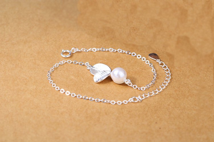 Minimal Pearl Leaf Bracelet – Silver Tone Adjustable Chain - Image 2