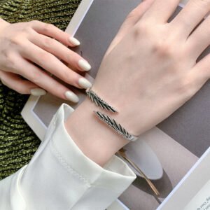 dual-feather-adjustable-bracelet-oxidised-silver-cu%ef%ac%80-design