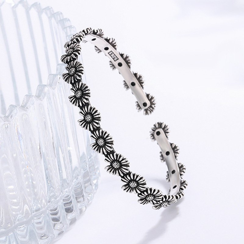 Daisy Floral Charm Bracelet – Oxidised Silver Adjustable Design - Image 4